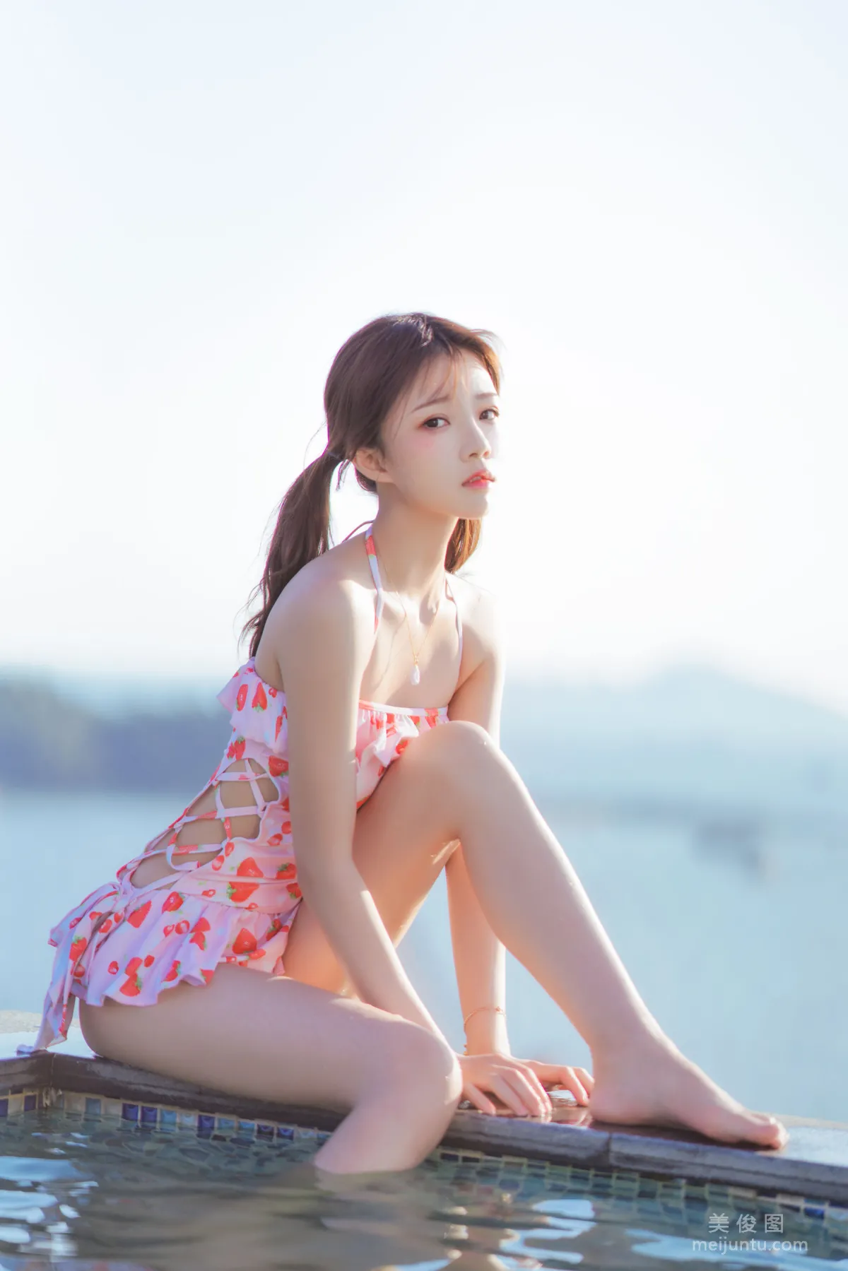 [COS Bonus] Ying Taomiao - Sweet Strawberry Swimsuit Photo Set photo 12
