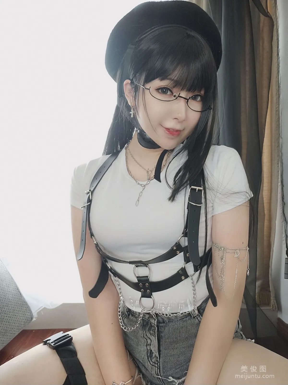 [COS] Xiaorong Zaigu Gugu - White T Photo Set photo 10