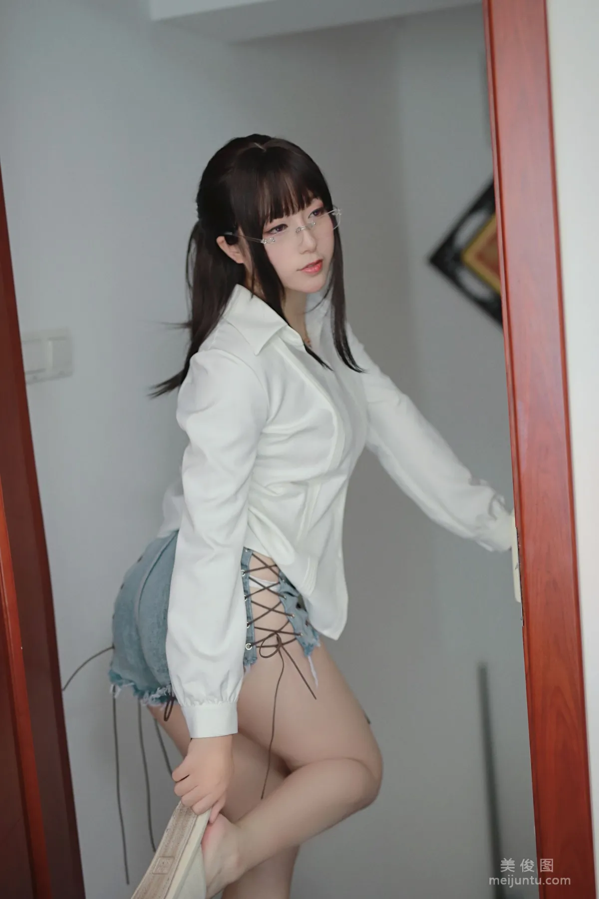 [COS福利] 小容仔咕咕咕 - 创口贴OL 写真套图7