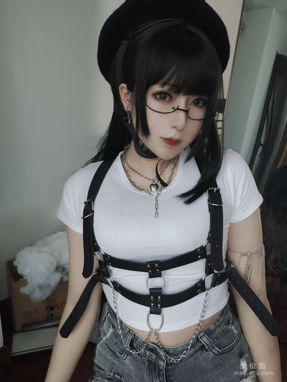 [COS] Xiaorong Zaigu Gugu - White T Photo Set photo 11