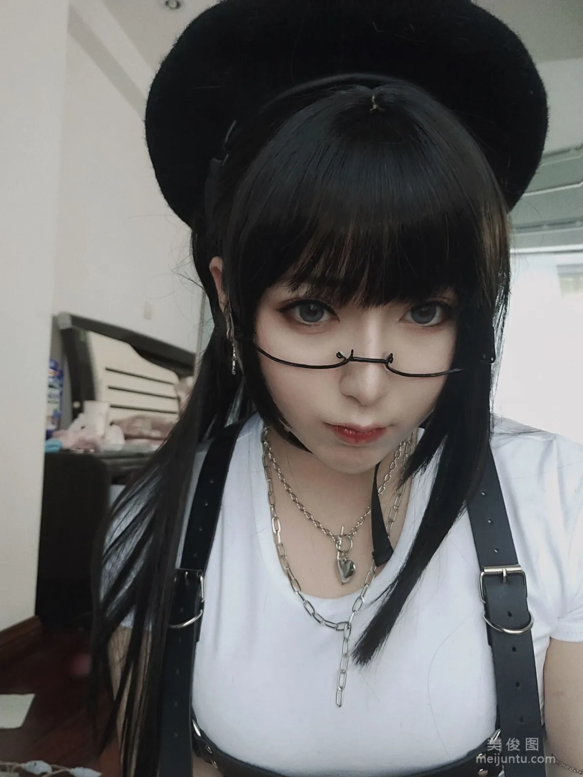 [COS] Xiaorong Zaigu Gugu - White T Photo Set photo 14