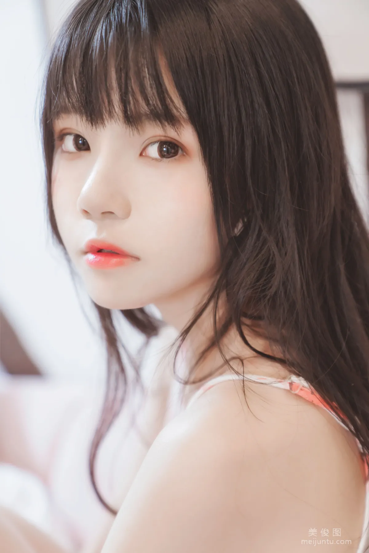 [COS] Ying Taomiao - Sweet Little Strawberry by the Lips Photo Set photo 9
