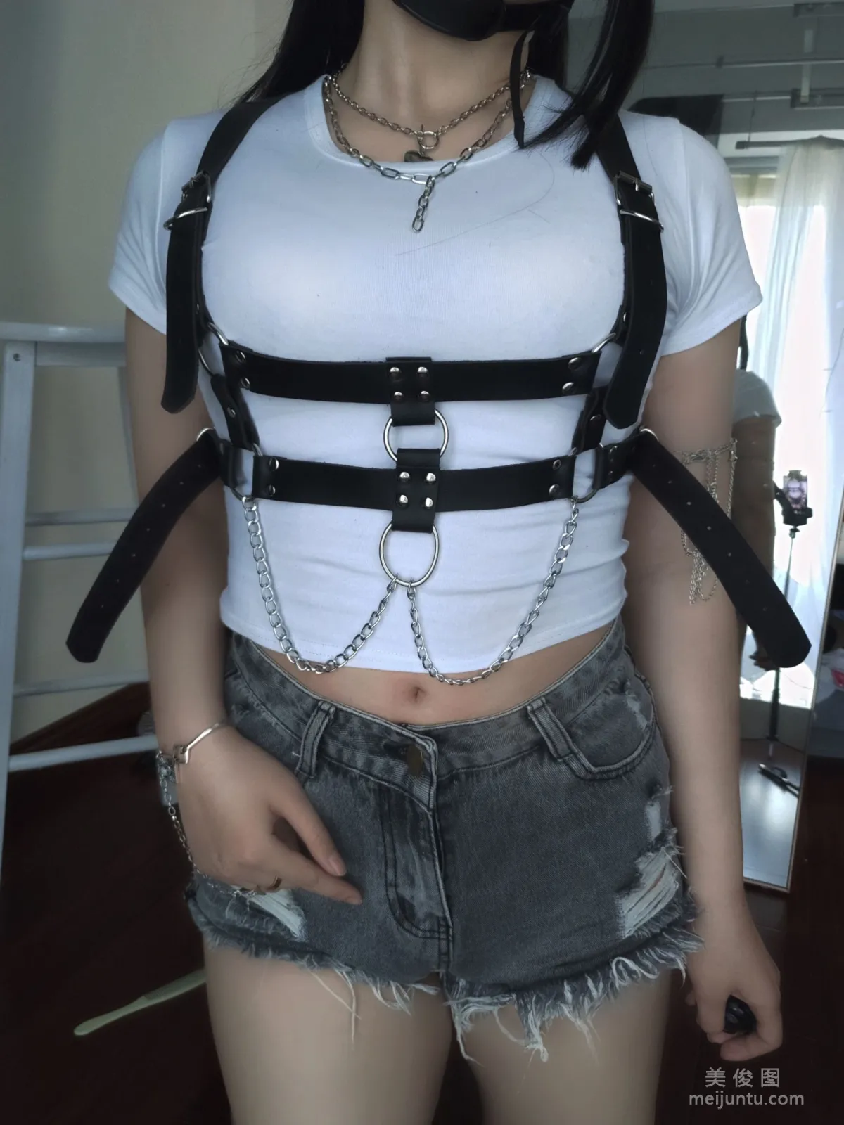 [COS] Xiaorong Zaigu Gugu - White T Photo Set photo 6