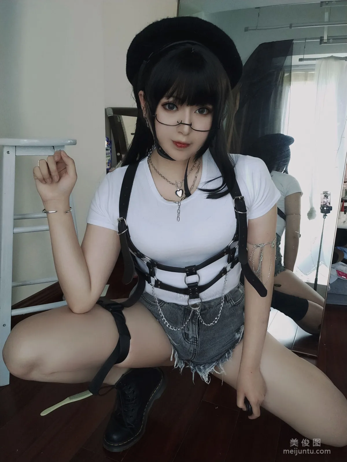 [COS] Xiaorong Zaigu Gugu - White T Photo Set photo 1