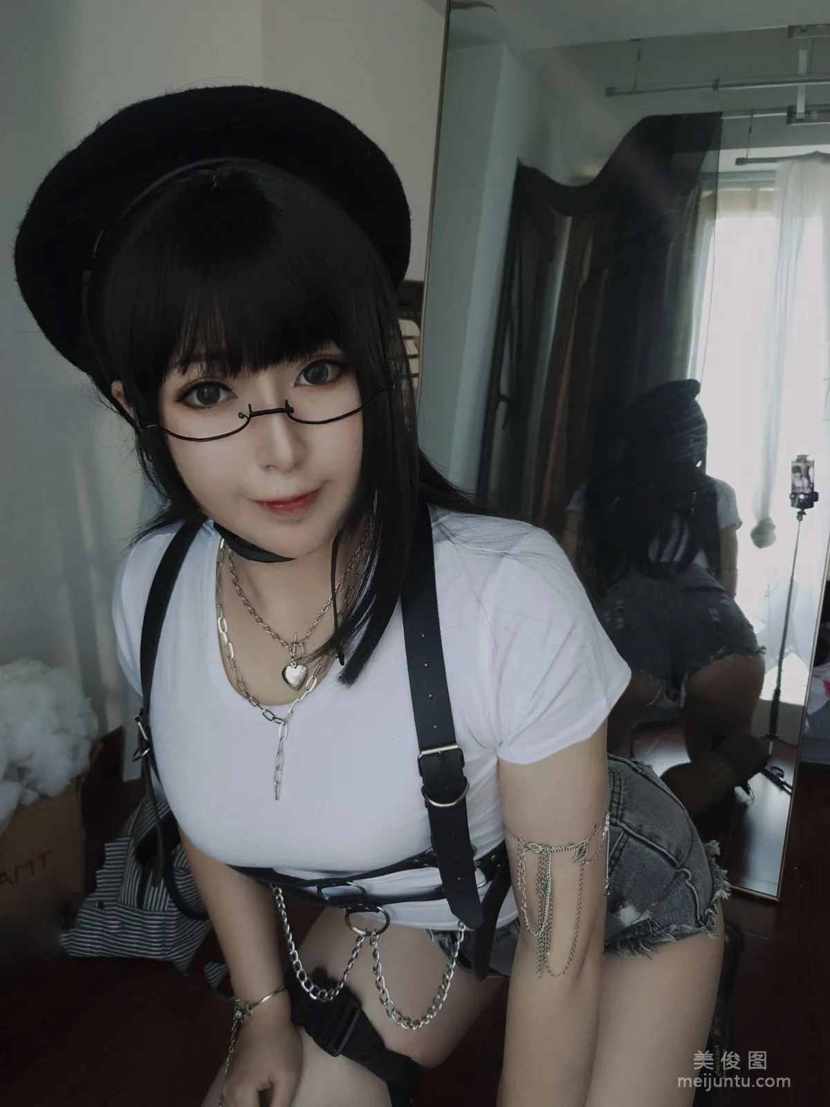 [COS] Xiaorong Zaigu Gugu - White T Photo Set photo 3