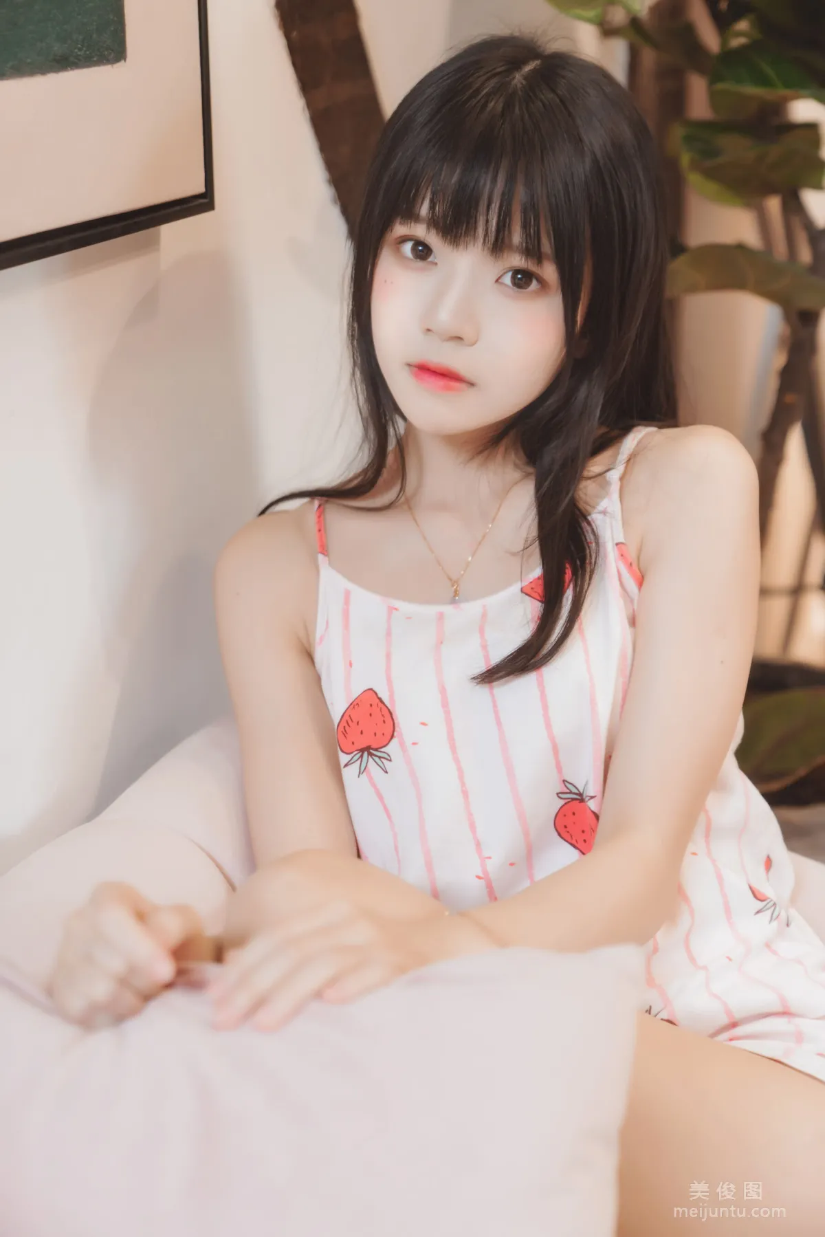 [COS] Ying Taomiao - Sweet Little Strawberry by the Lips Photo Set photo 2