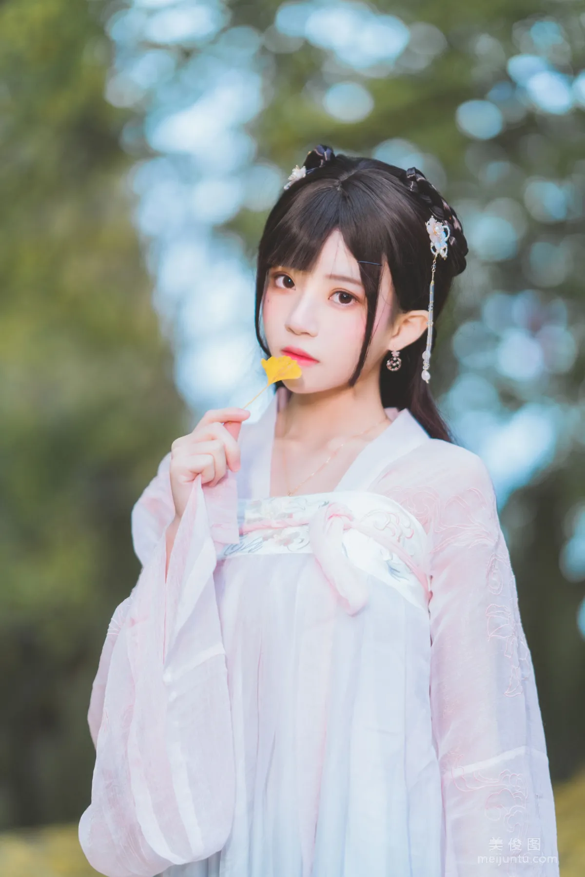 Ying Taomiao: Web Idols photo 2