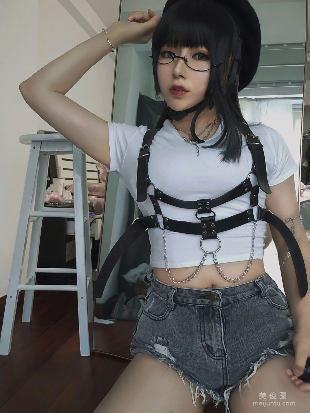 [COS] Xiaorong Zaigu Gugu - White T Photo Set photo 8