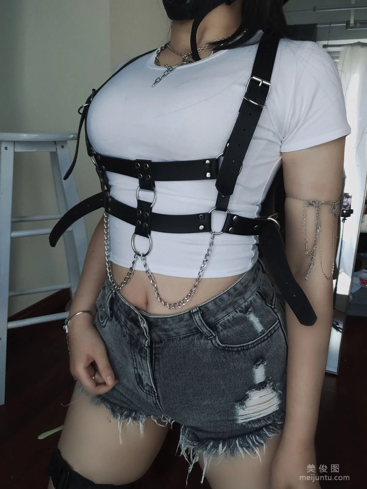 [COS] Xiaorong Zaigu Gugu - White T Photo Set photo 2