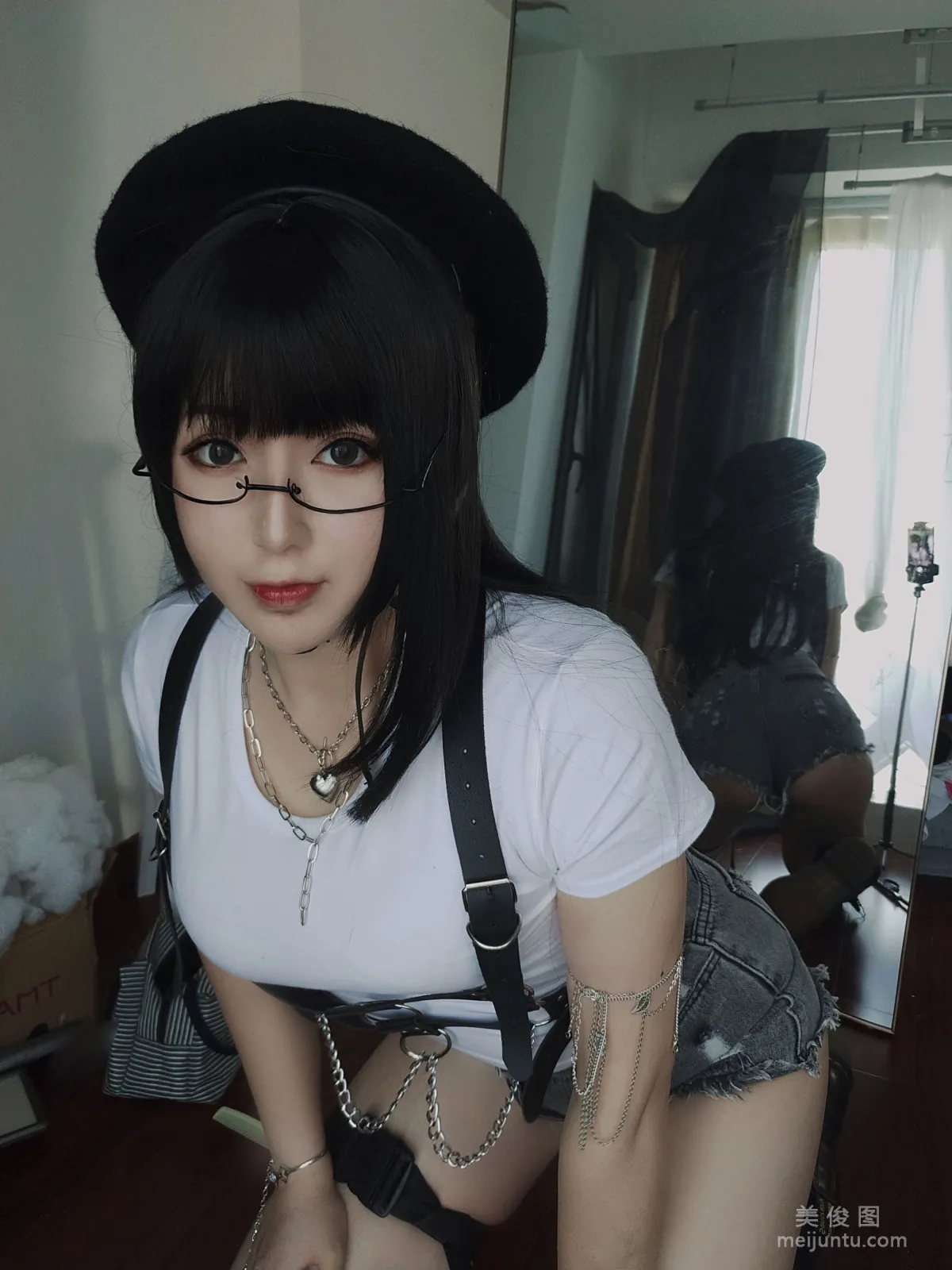 [COS] Xiaorong Zaigu Gugu - White T Photo Set photo 12