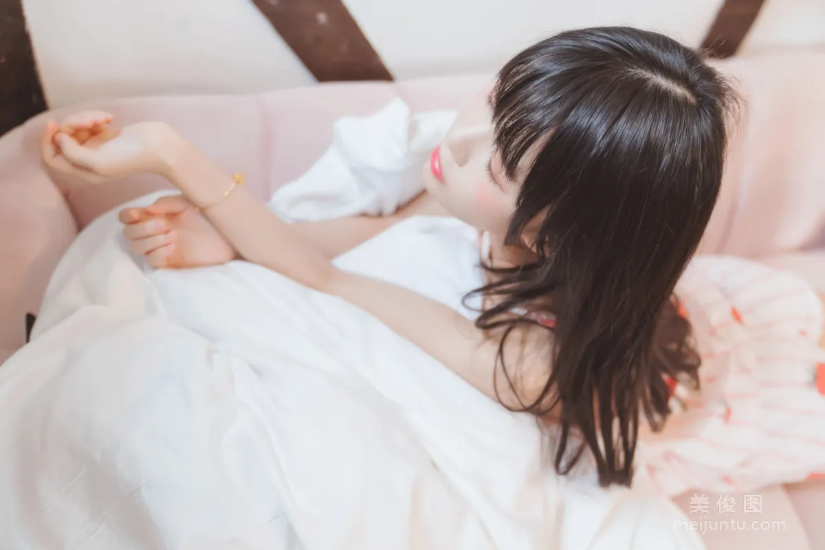 [COS] Ying Taomiao - Sweet Little Strawberry by the Lips Photo Set photo 5
