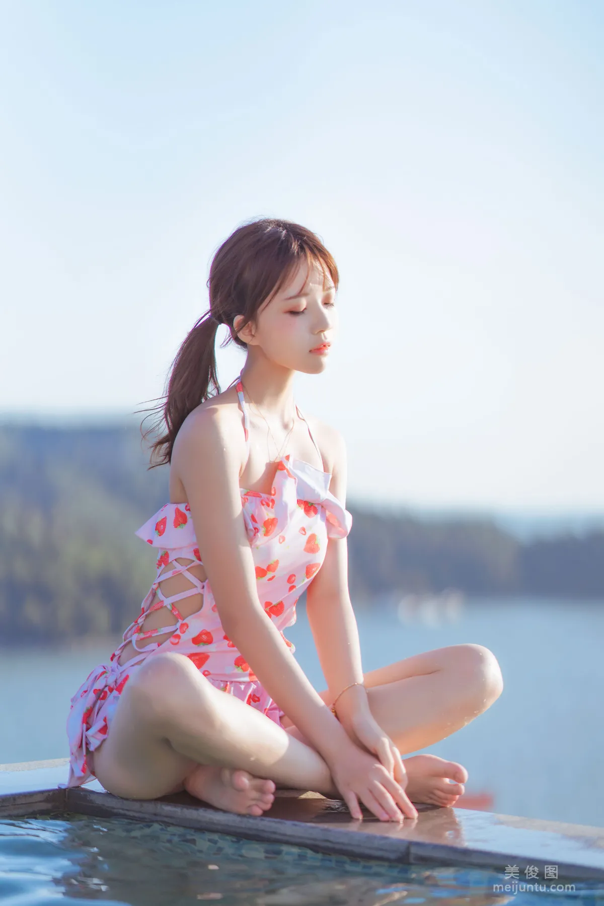 [COS Bonus] Ying Taomiao - Sweet Strawberry Swimsuit Photo Set photo 15