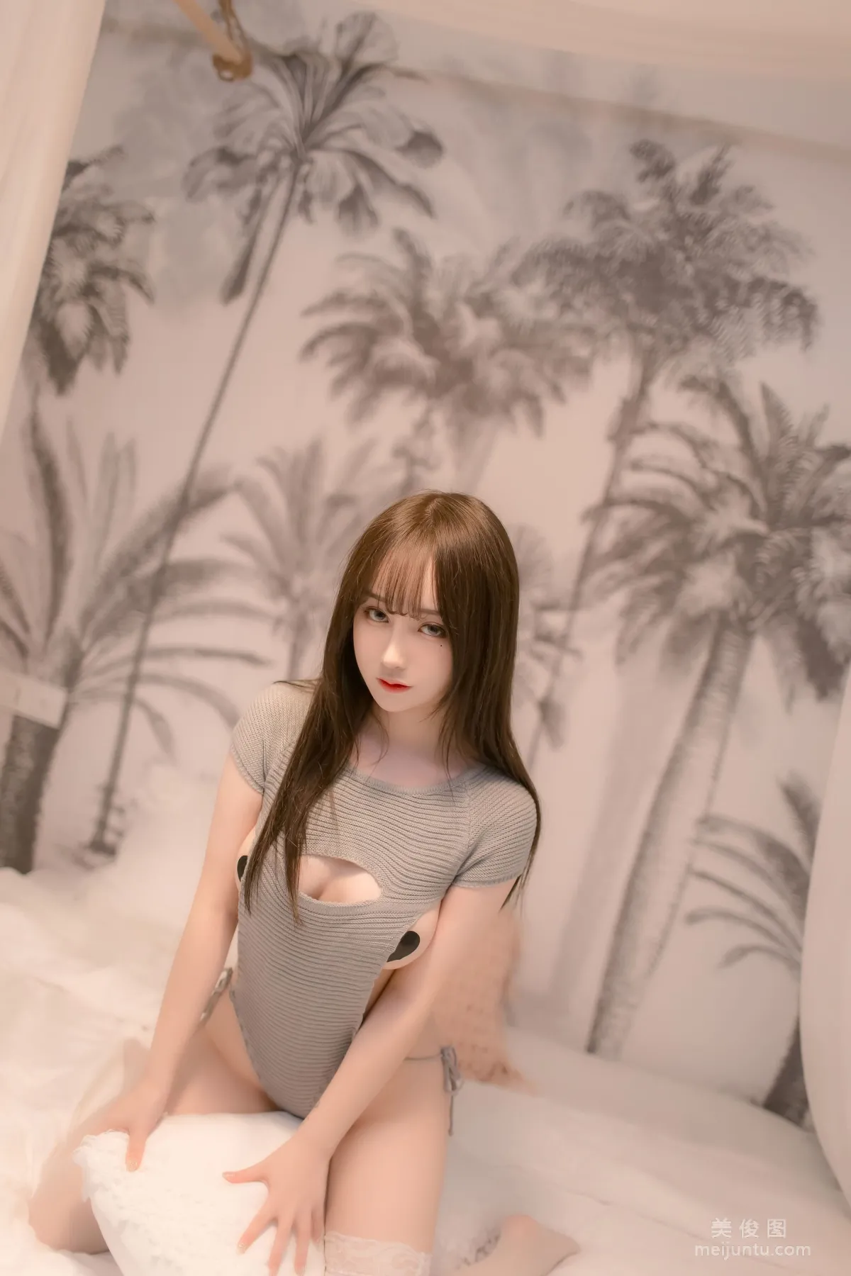 [Cos Welfare] Youmao Xingxing ovo - Backless Sweater Photo Set photo 2