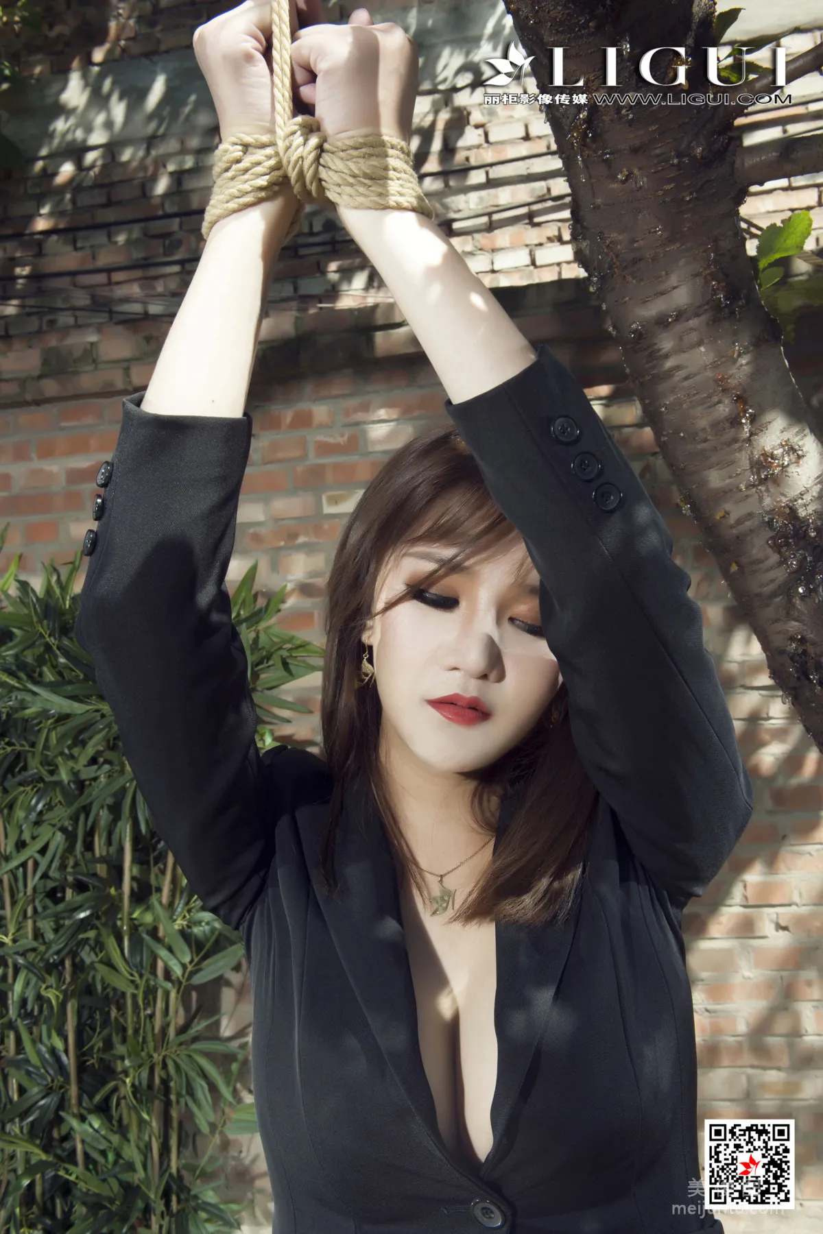 [丽柜美束Ligui] 网络丽人 Model 文芮 《私院囚禁》2