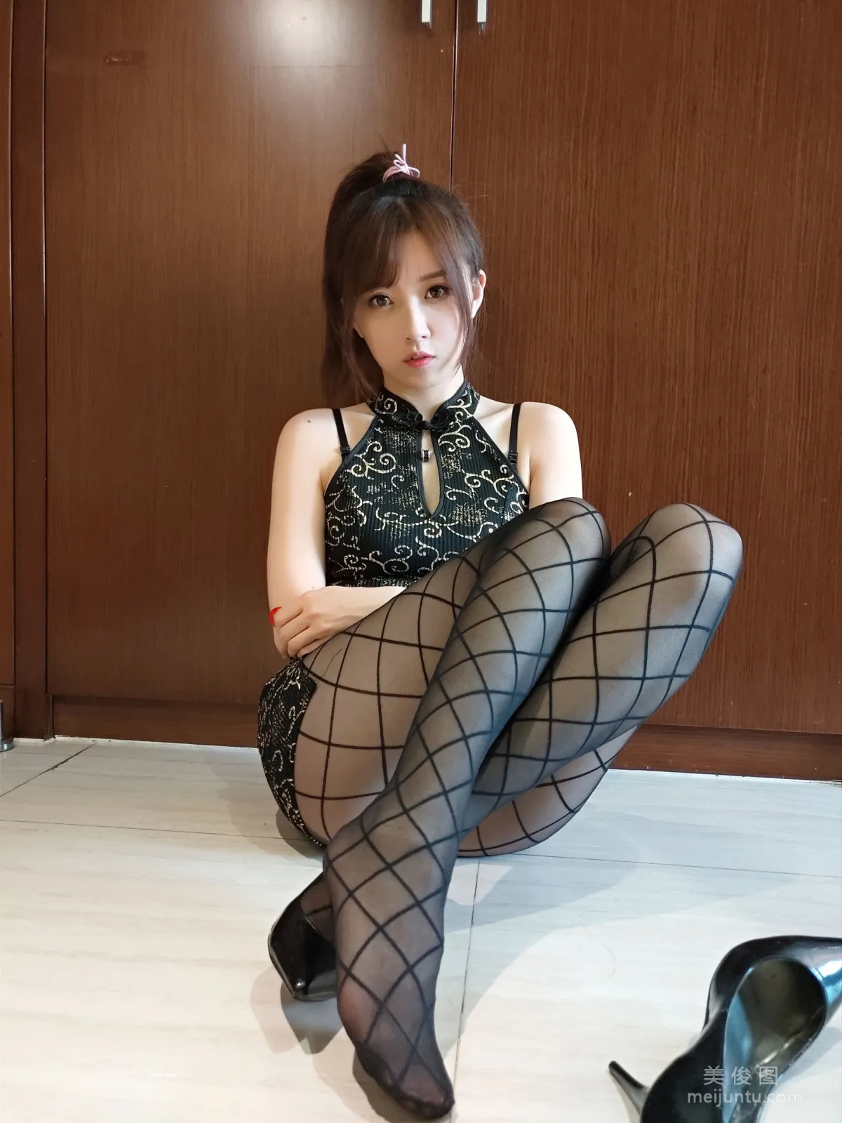 Douyu Streamer Xiaonv Wulu Na - Black Silk Cheongsam Photo Set photo 23