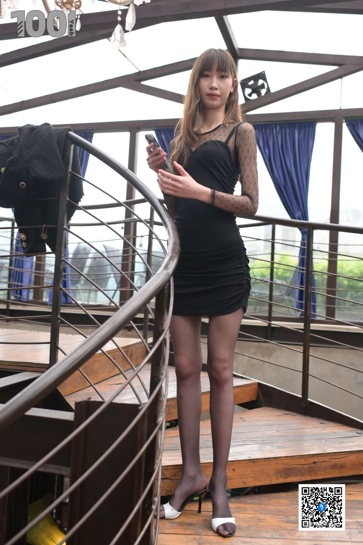[IESS] NO.186 Cao Mei At the Corner of the Stairs 3 Stockings and Beautiful Legs Photo photo 45