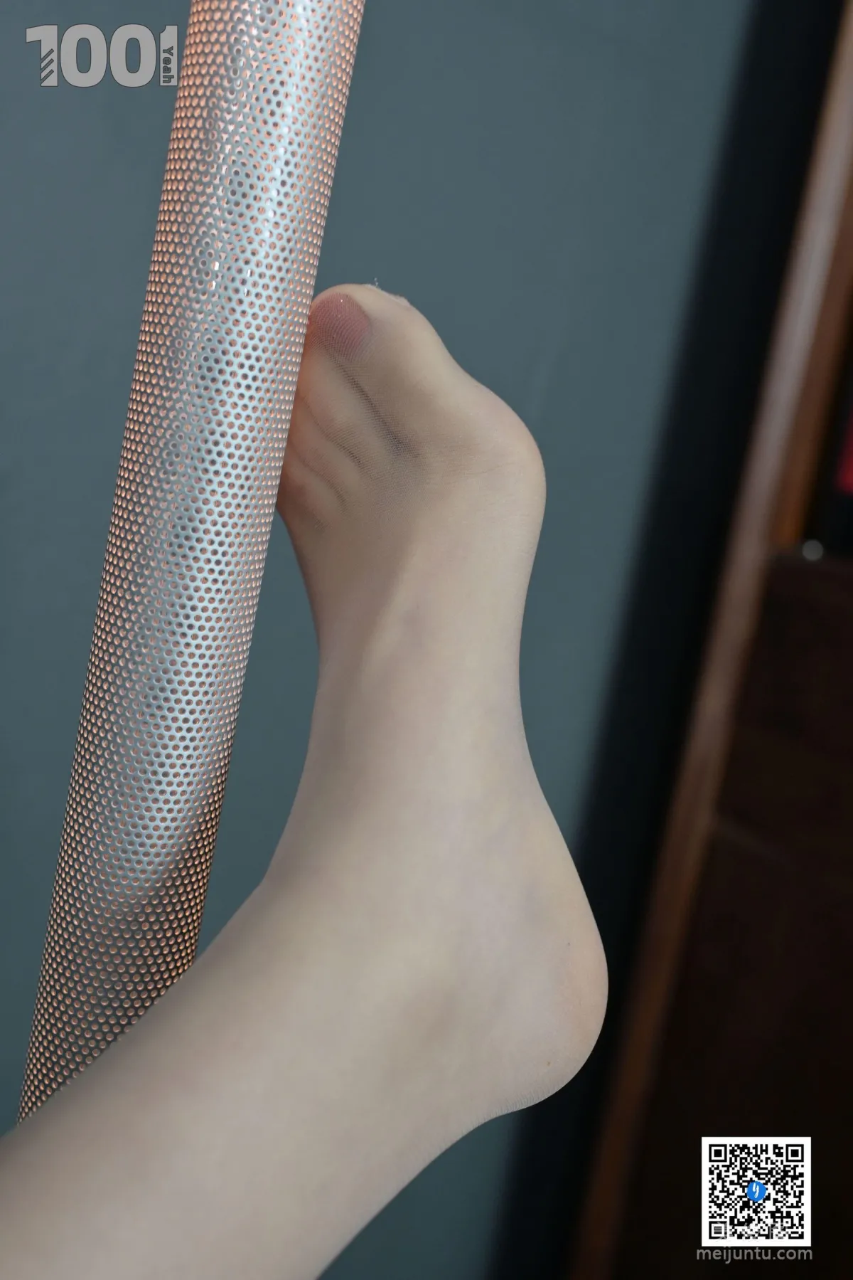 [IESS异思趣向] NO.189 【一抹红3】  丝足美腿写真43