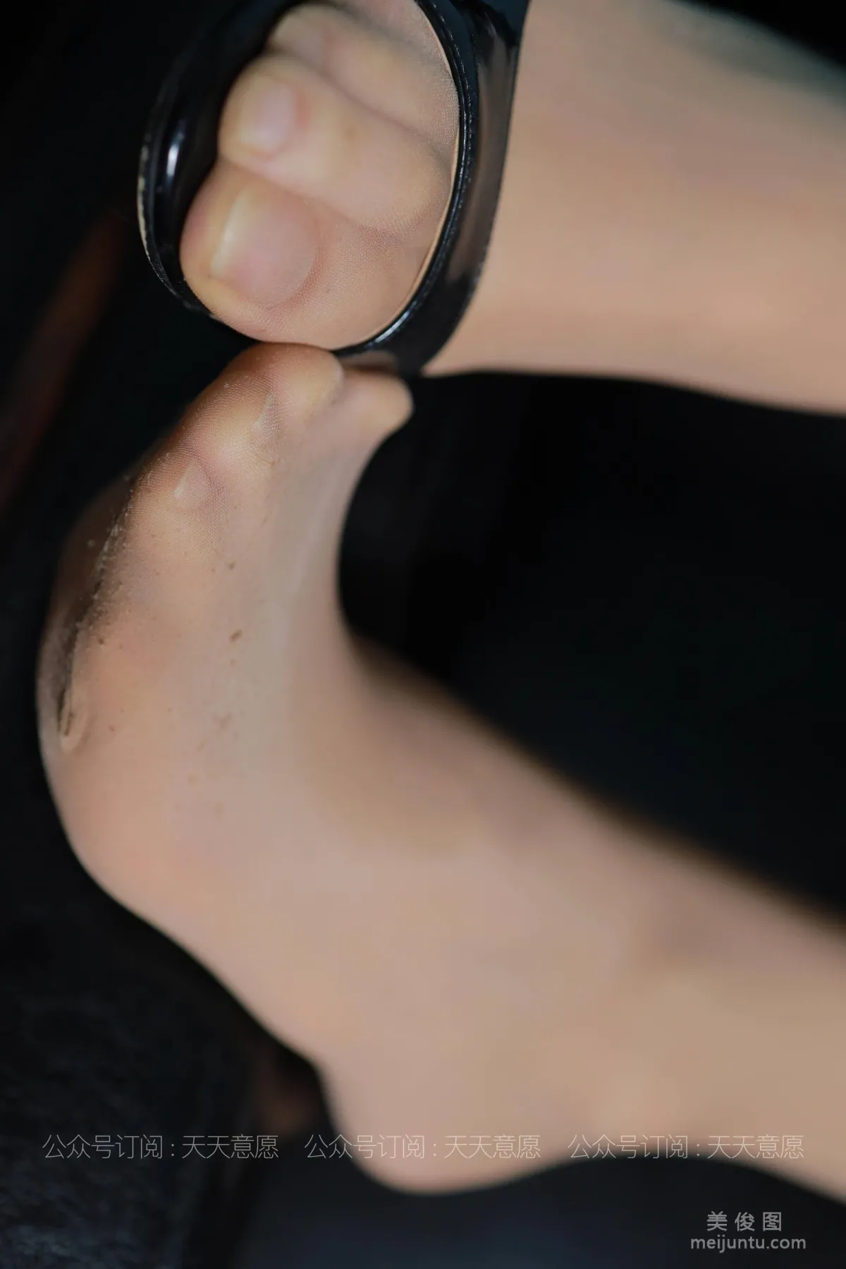 [IESS异思趣向] 丝享家 768 肉肉《肉肉的白加黑》 丝袜美腿写真36