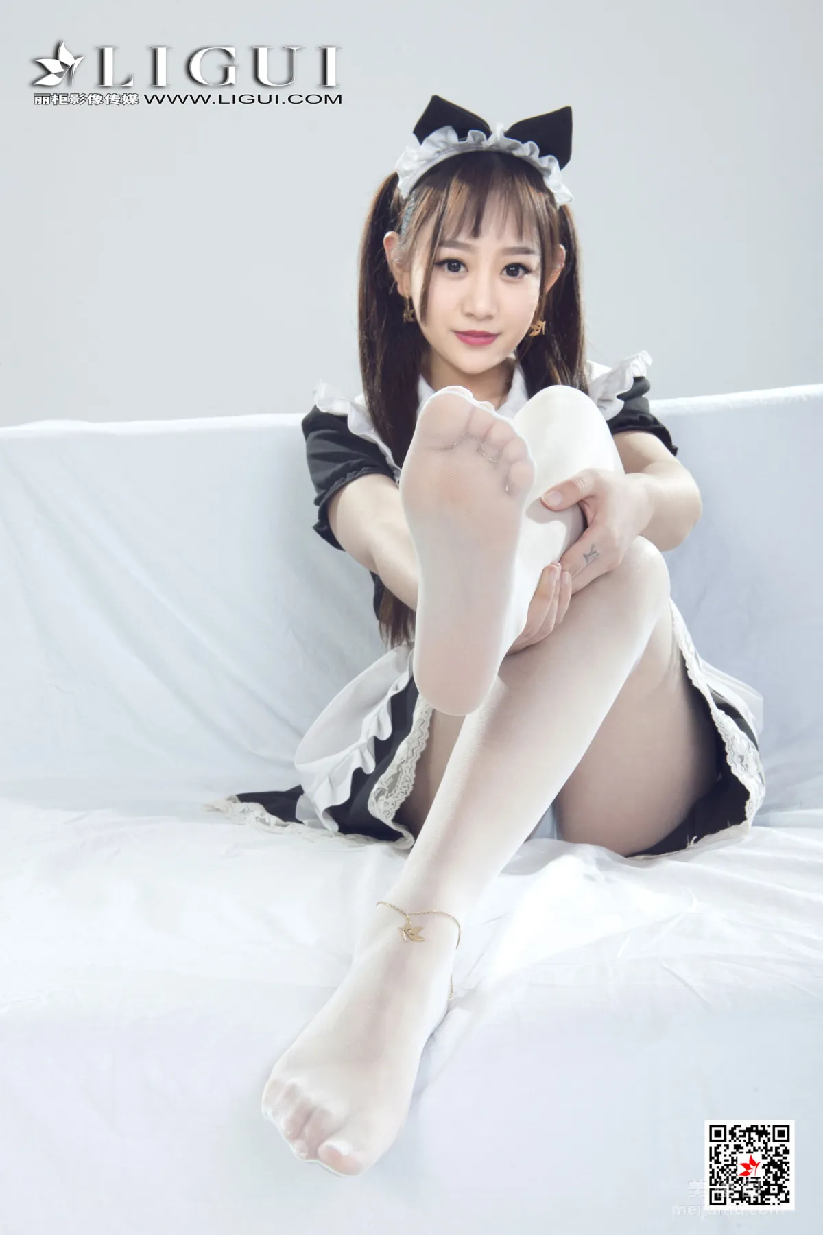 [麗櫃Ligui] 小熊 《00後白絲小傭》 絲襪寫真 35