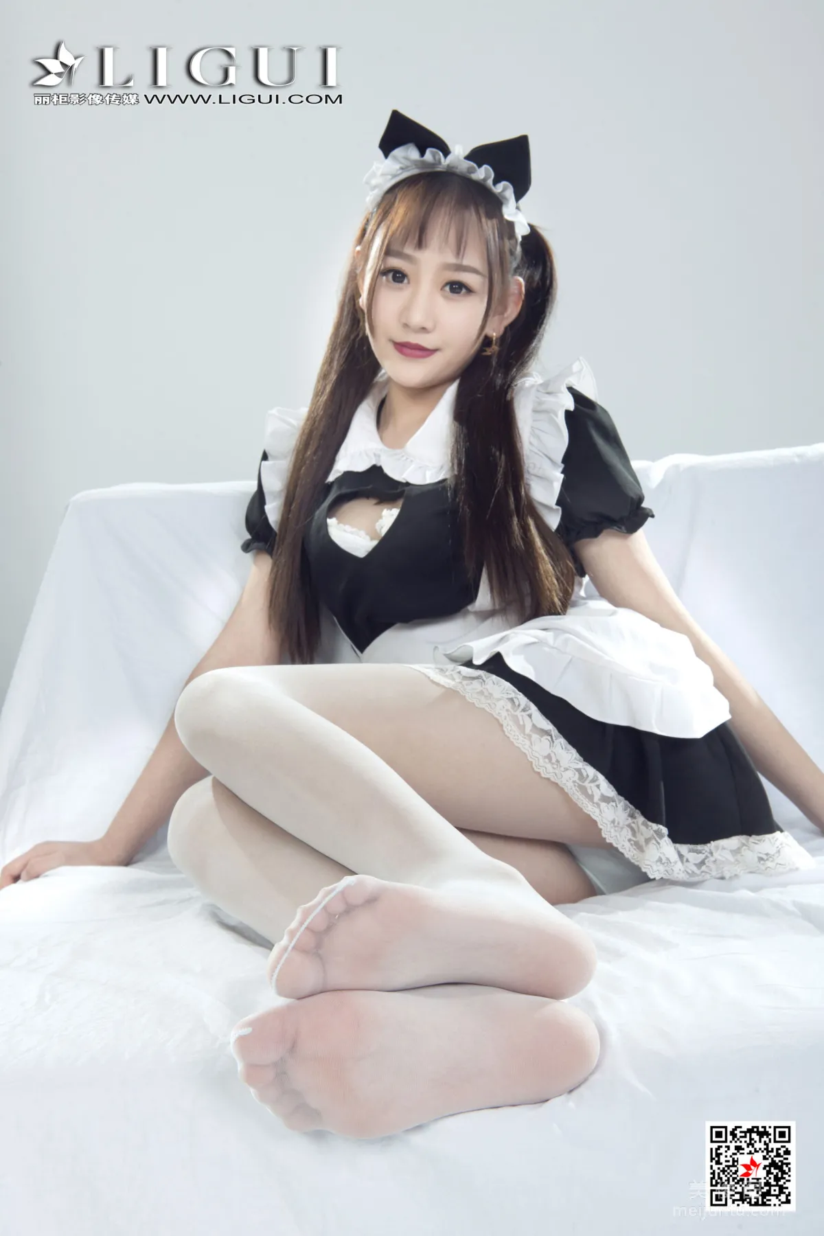 [麗櫃Ligui] 小熊 《00後白絲小傭》 絲襪寫真 33
