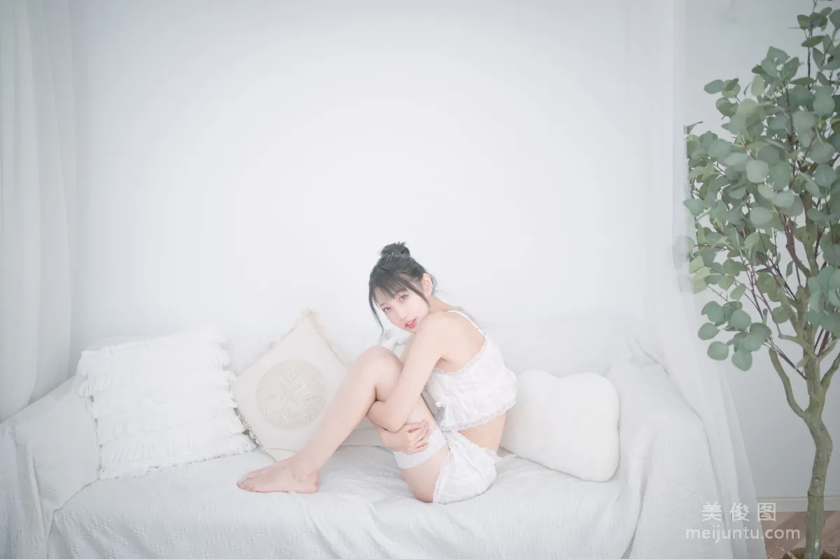[Cosplay] Zhouji Shike Aitu Tu, White Pajamas Photo Set photo 6