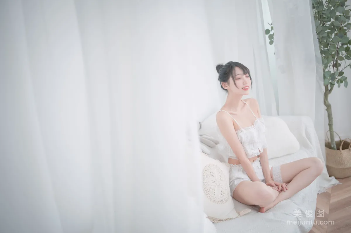 [Cosplay] Zhouji Shike Aitu Tu, White Pajamas Photo Set photo 4