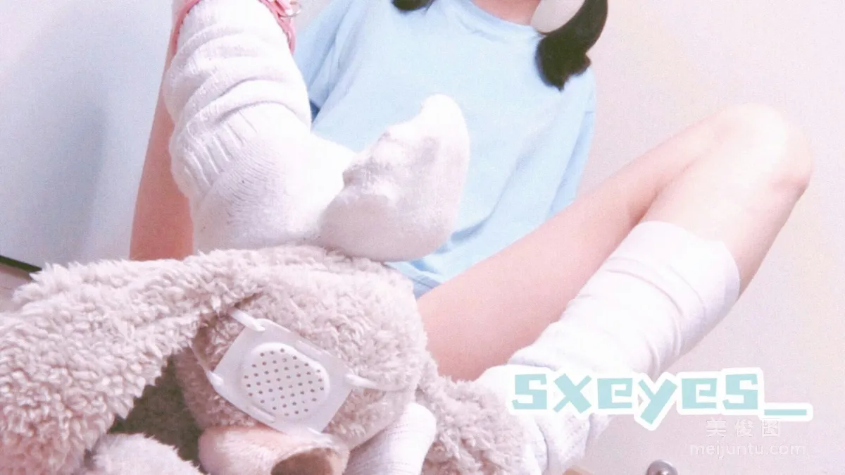 [COS Welfare] Cute Girl Yanjiang Damo Wang w, T-Shirt and White Stockings photo 9