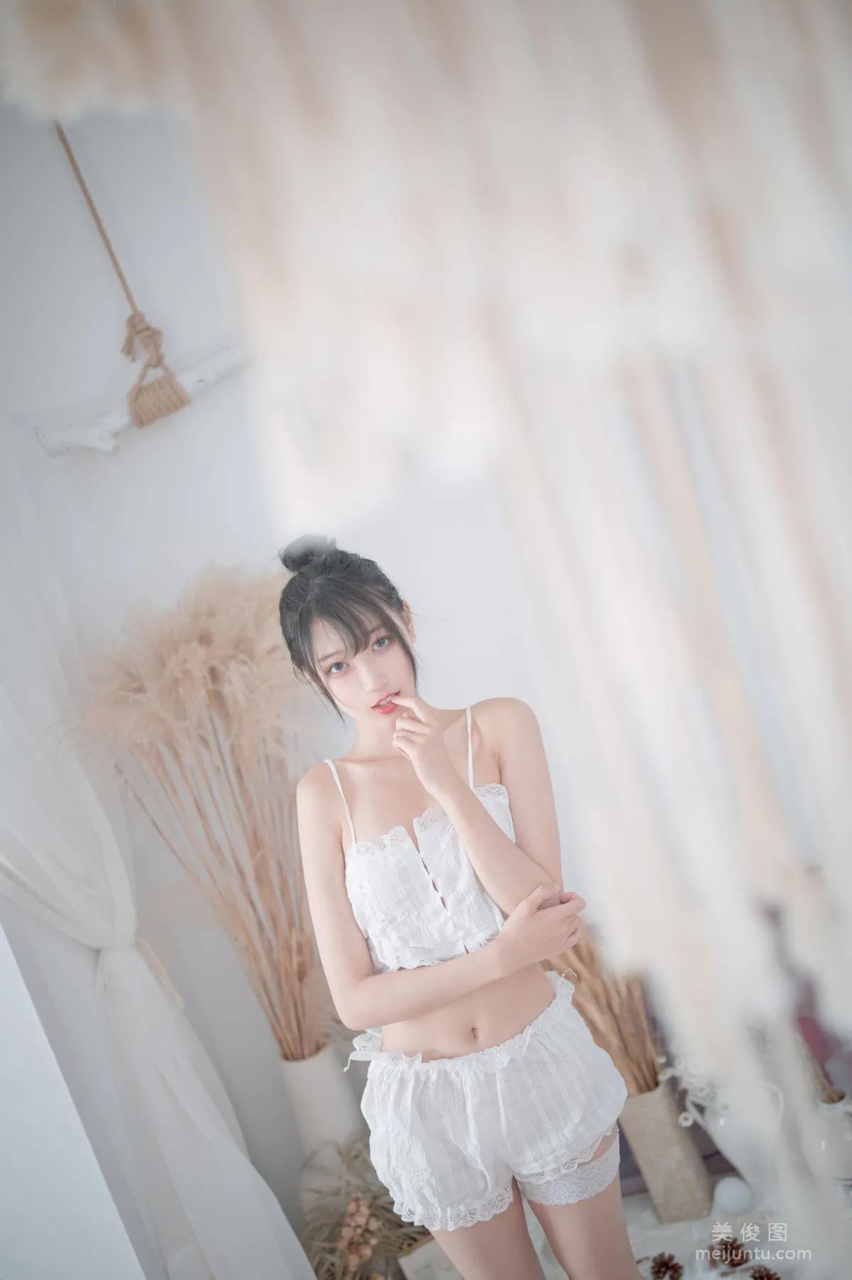 [Cosplay] Zhouji Shike Aitu Tu, White Pajamas Photo Set photo 17