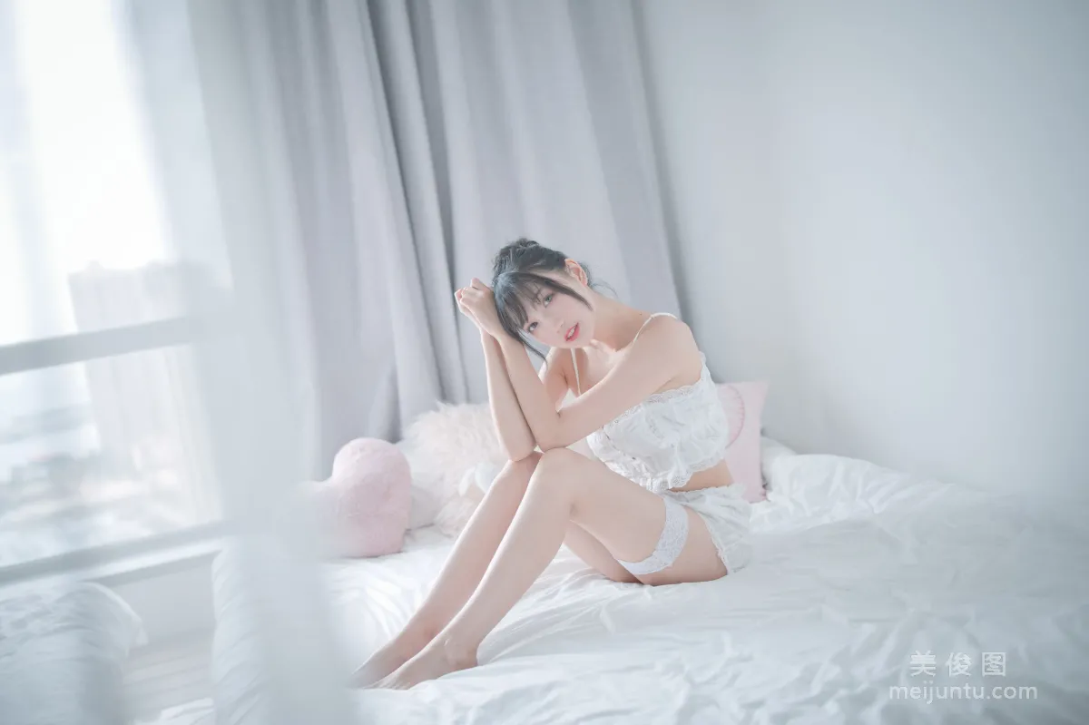 [Cosplay] Zhouji Shike Aitu Tu, White Pajamas Photo Set photo 8