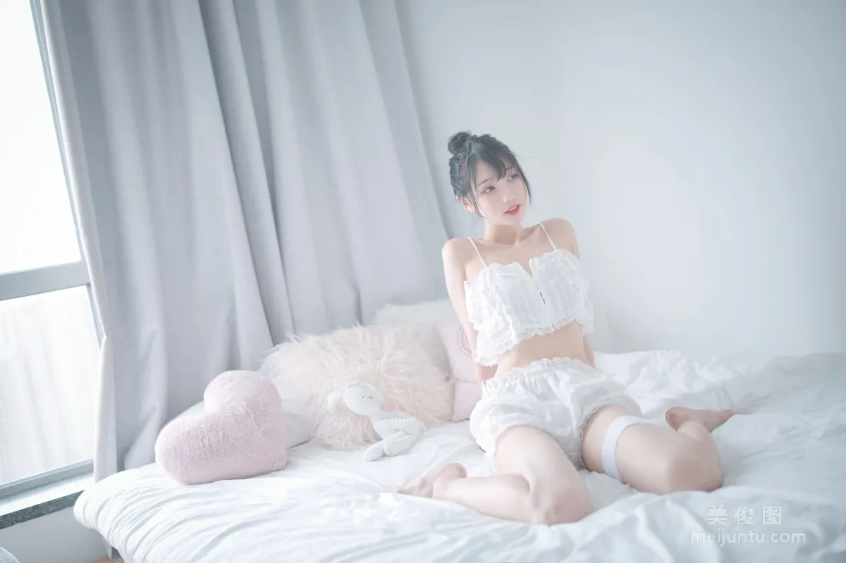 [Cosplay] Zhouji Shike Aitu Tu, White Pajamas Photo Set photo 11