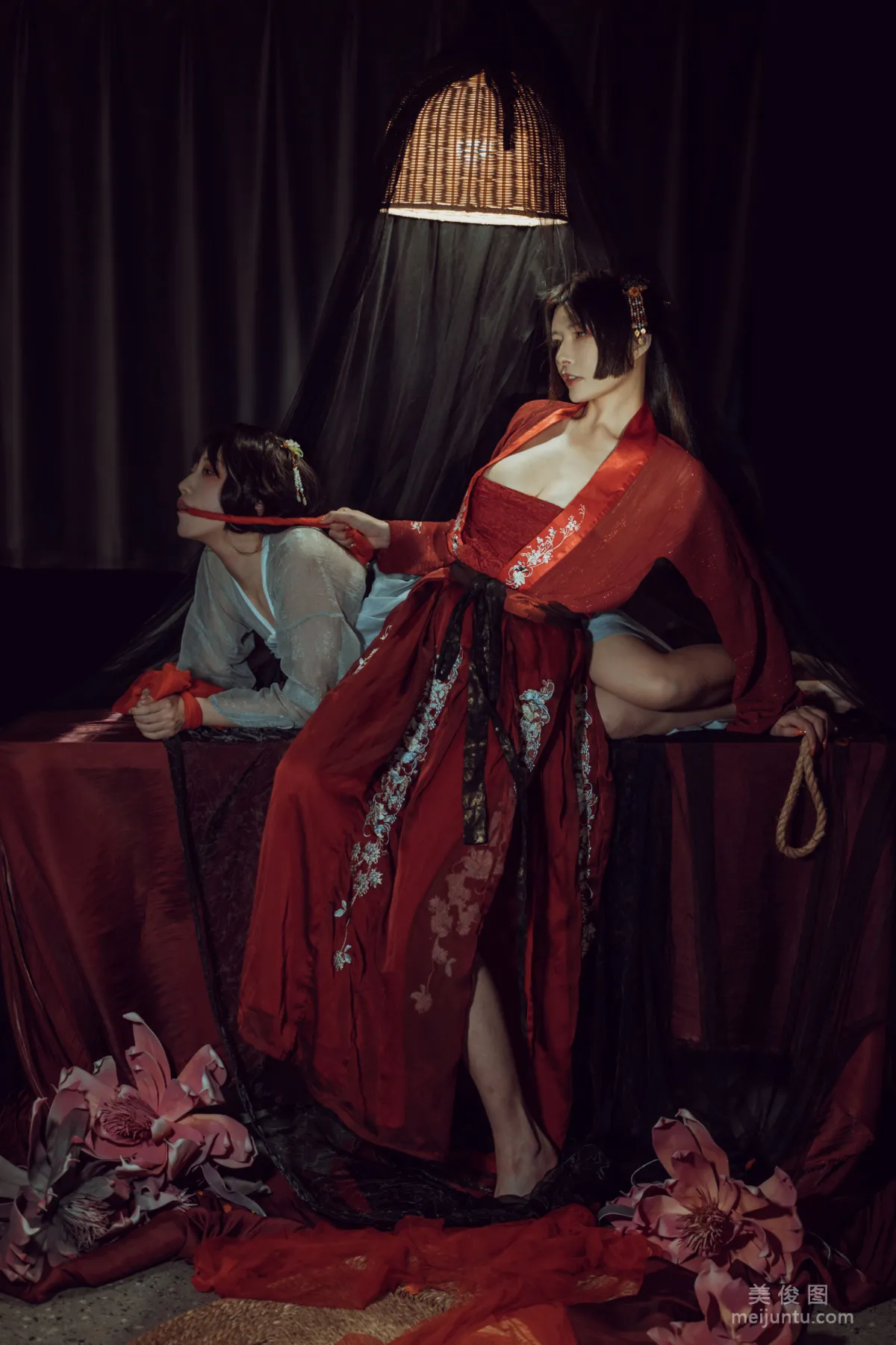 [COS福利] 秋和柯基(夏小秋秋秋) - 昏紅帳 寫真套圖 13
