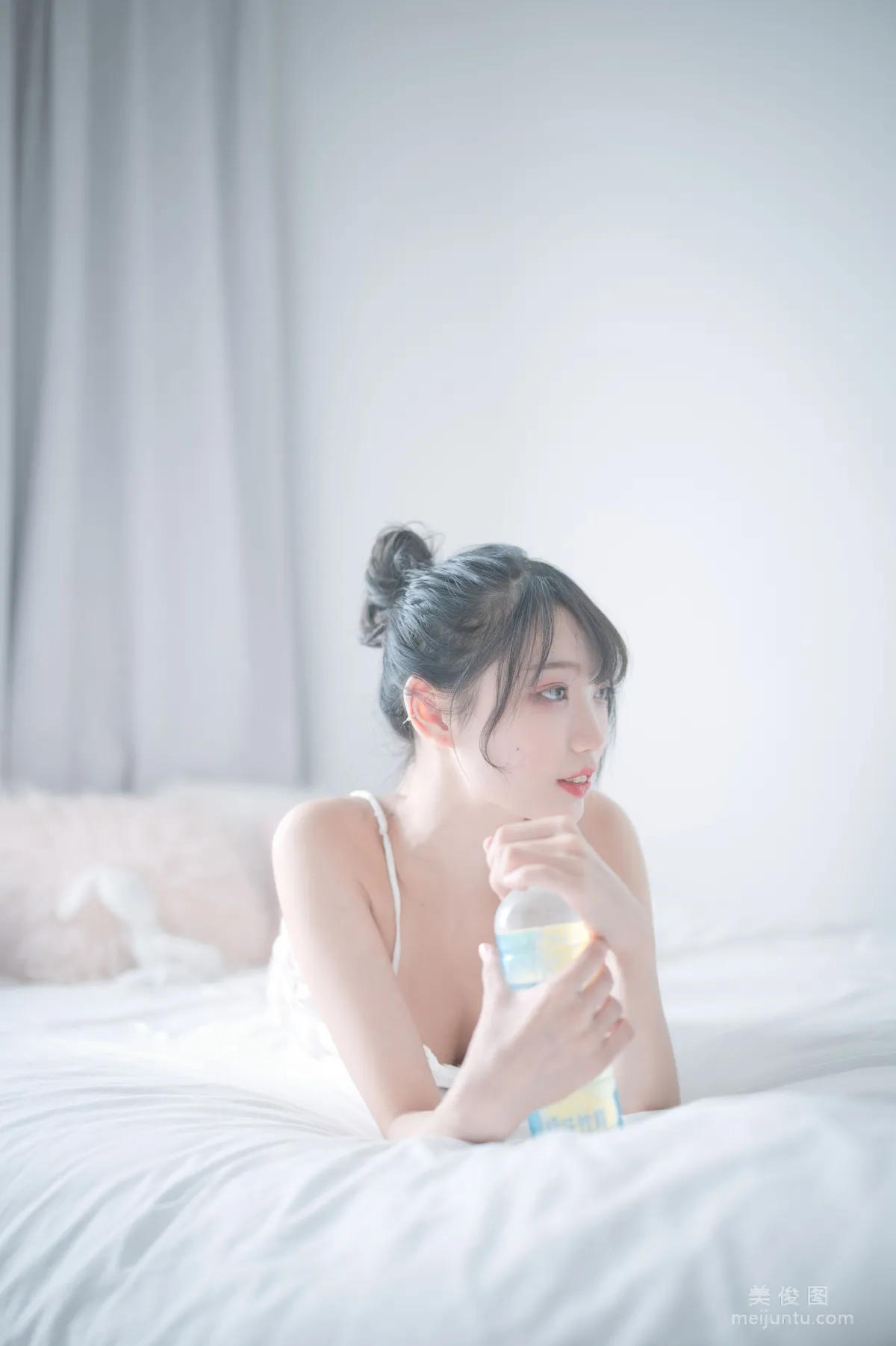 [Cosplay] Zhouji Shike Aitu Tu, White Pajamas Photo Set photo 10