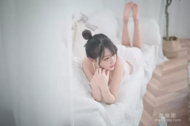 [COS福利] 周叽是可愛兔兔 - 白色睡衣 寫真套圖