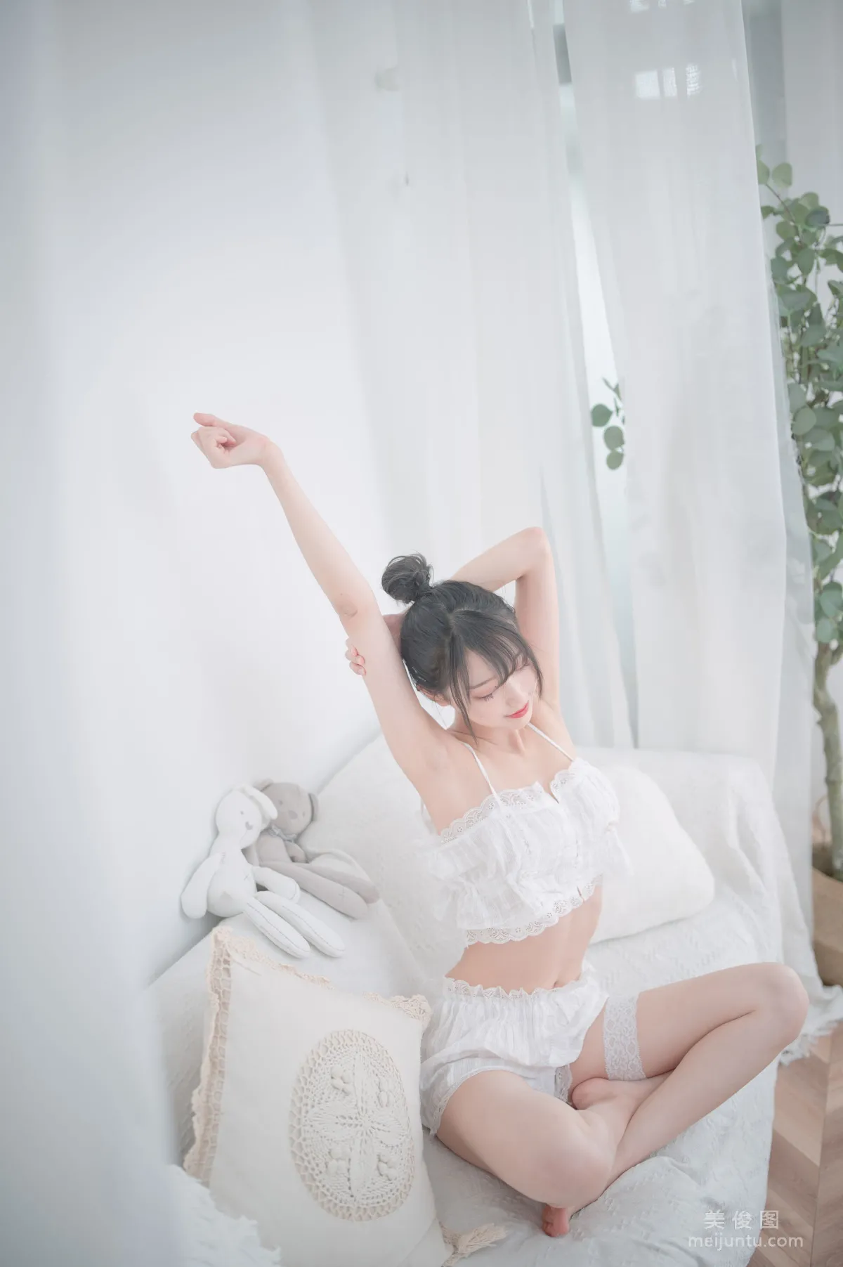 [Cosplay] Zhouji Shike Aitu Tu, White Pajamas Photo Set photo 5