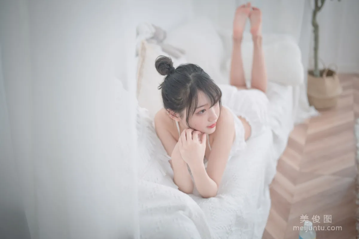 [Cosplay] Zhouji Shike Aitu Tu, White Pajamas Photo Set photo 1