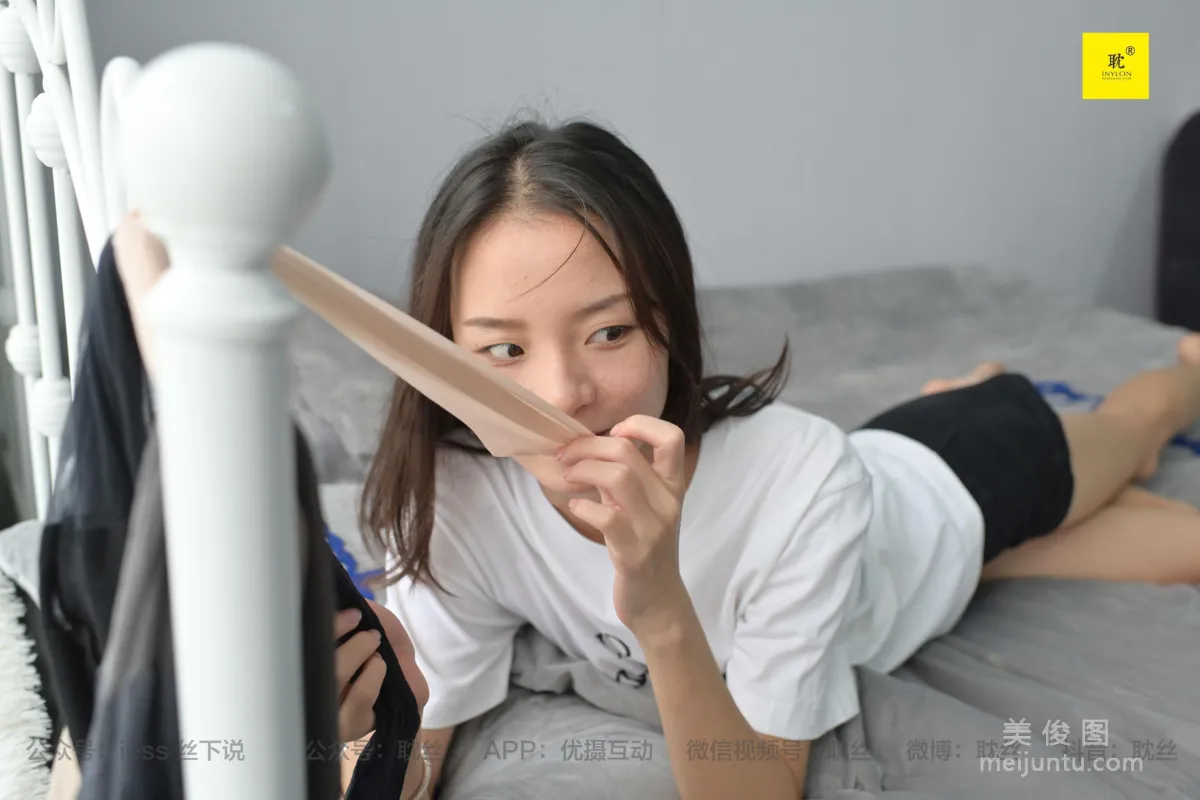 [IESS异思趣向]第N种幻想 孤单的周末③ 小六 小裙子+尖头鞋+穿鞋玩水 丝袜套图2
