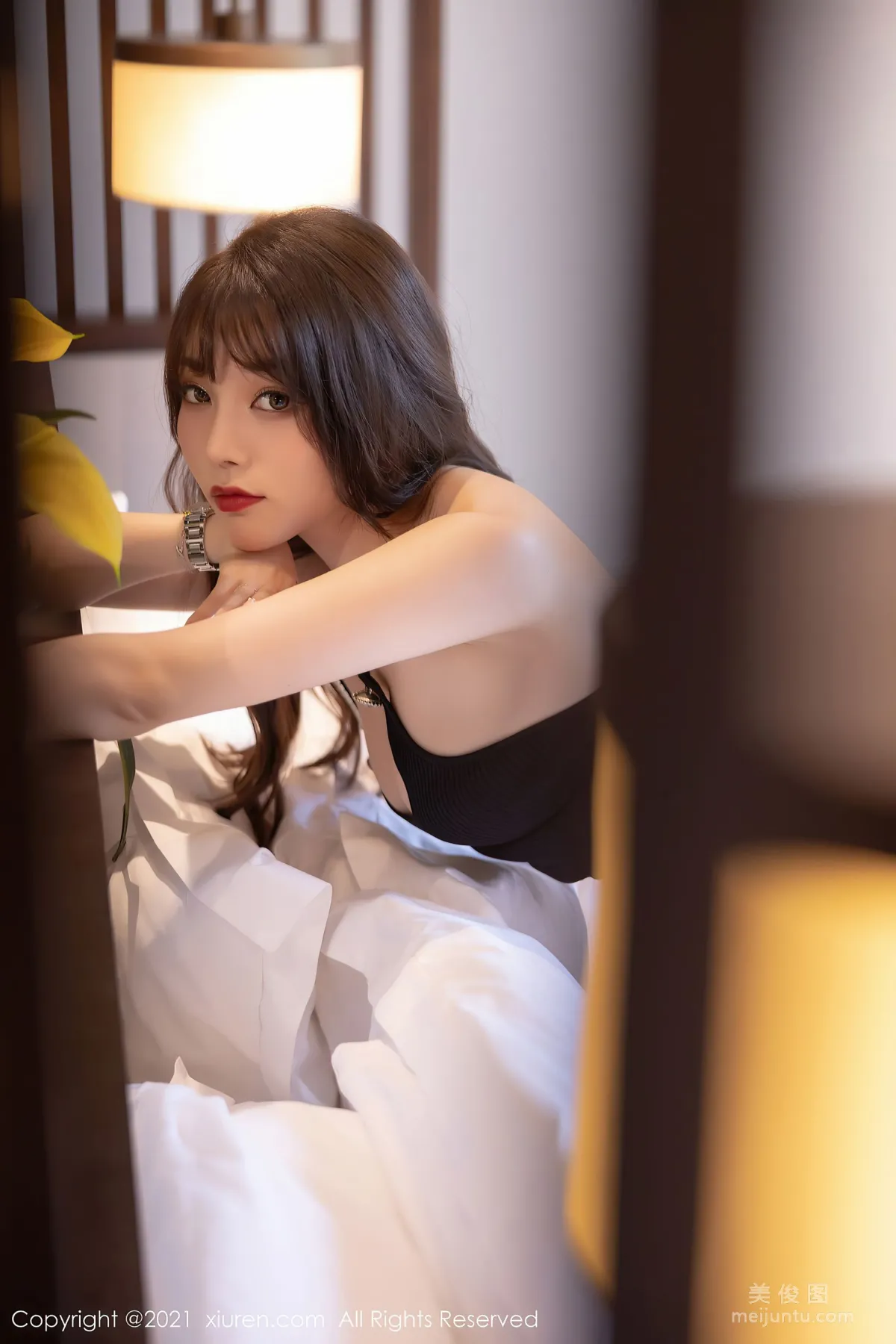 [XiuRen] No.3763 Zhizhi Booty, Elegant and Varied Slip Dress and Unique Glowing Black Stockings photo 55