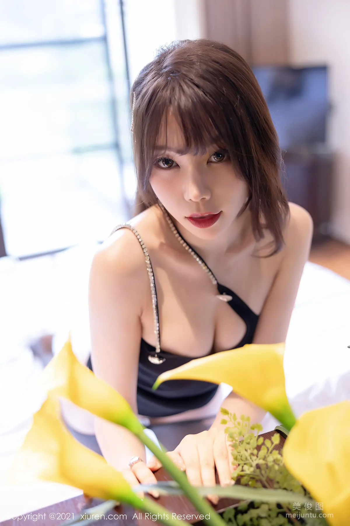 [XiuRen] No.3763 Zhizhi Booty, Elegant and Varied Slip Dress and Unique Glowing Black Stockings photo 45