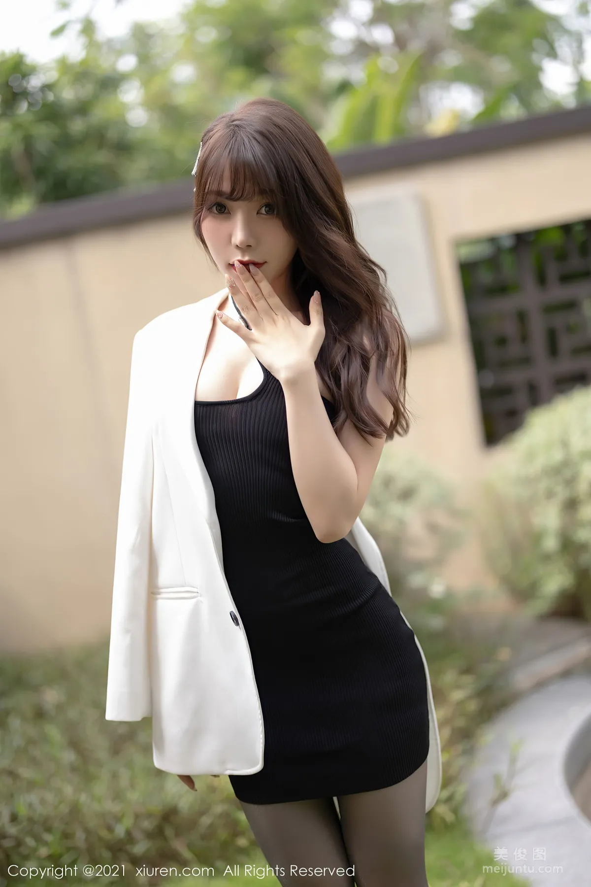 [XiuRen] No.3763 Zhizhi Booty, Elegant and Varied Slip Dress and Unique Glowing Black Stockings photo 6