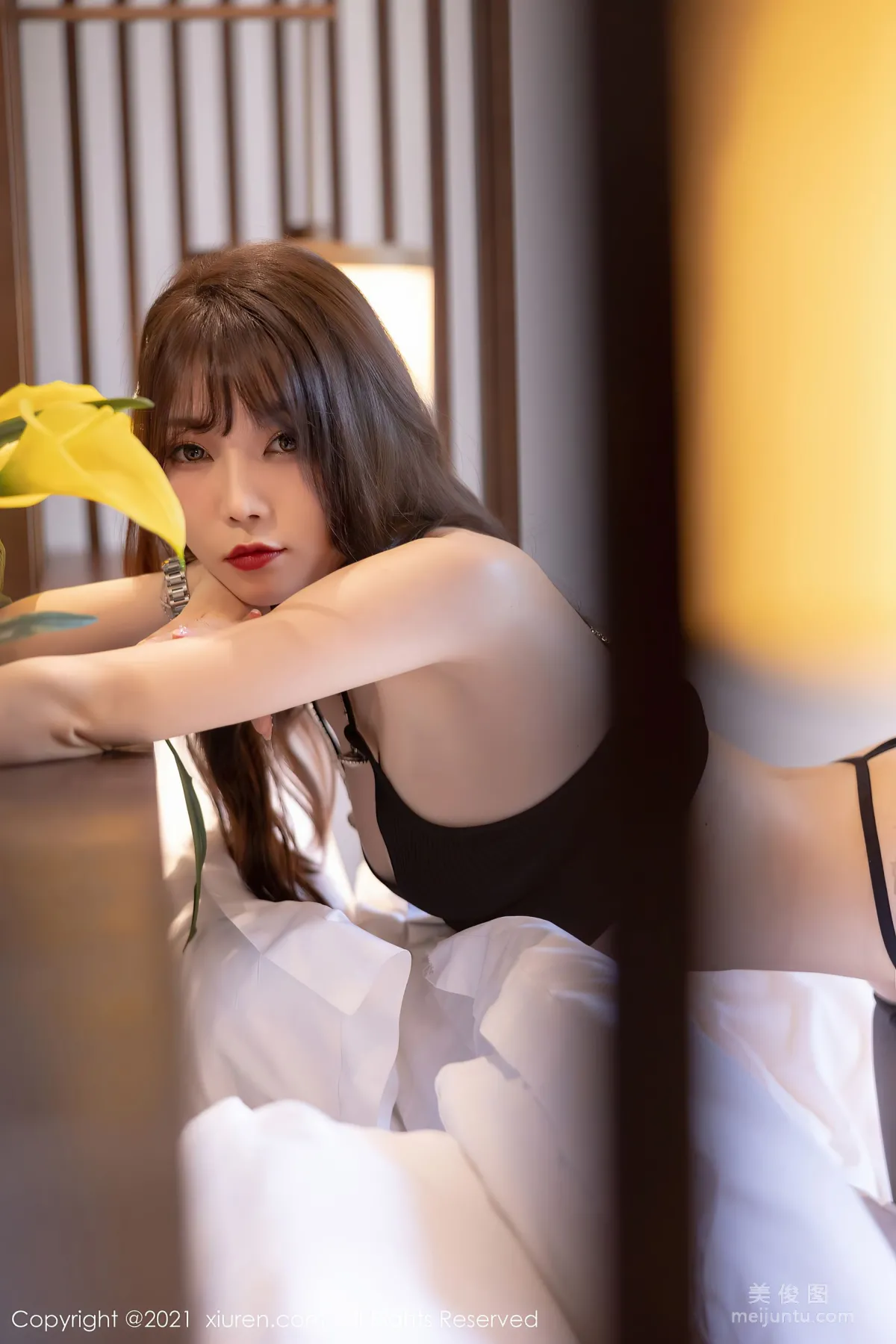 [XiuRen] No.3763 Zhizhi Booty, Elegant and Varied Slip Dress and Unique Glowing Black Stockings photo 53