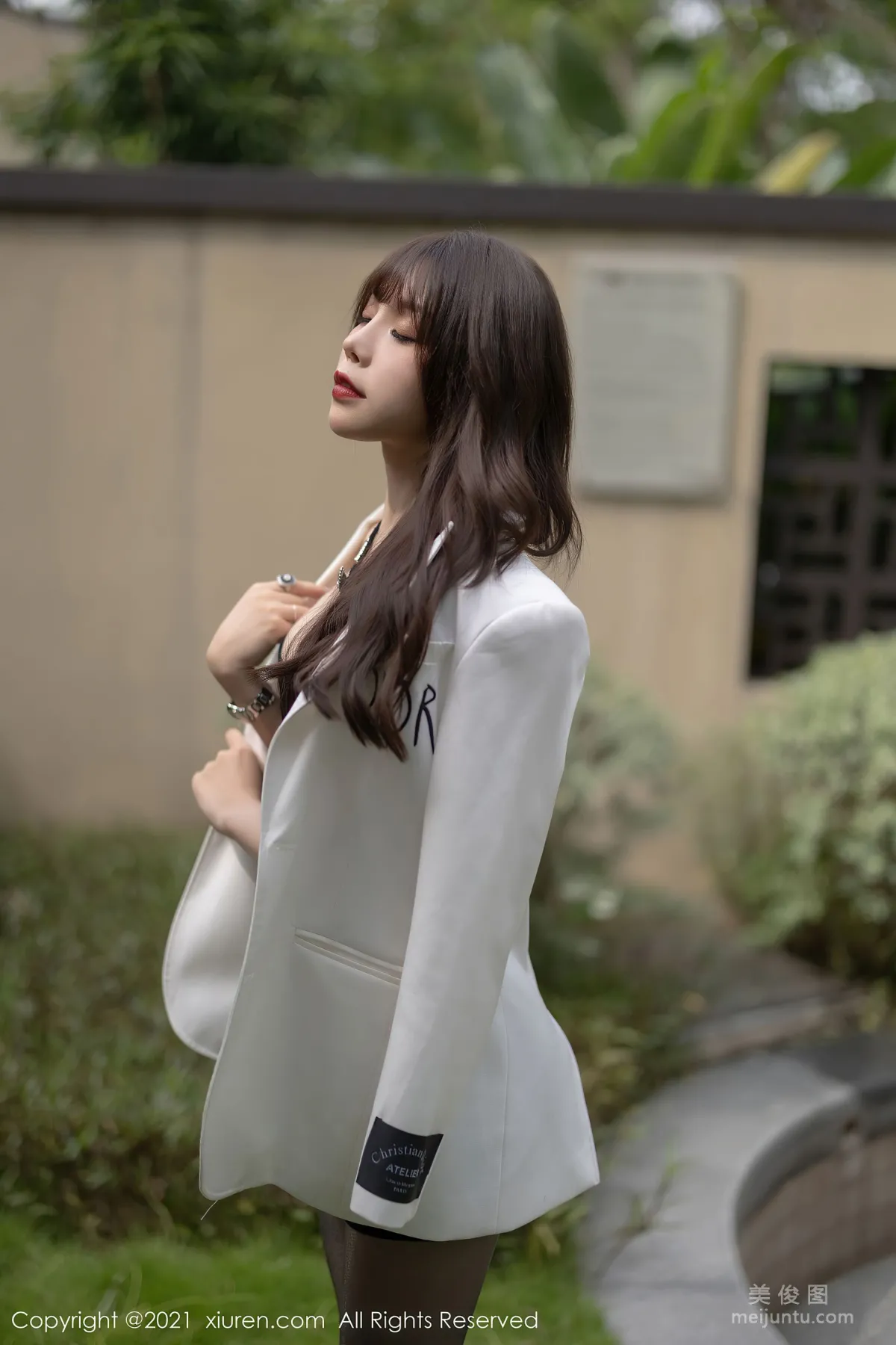 [XiuRen] No.3763 Zhizhi Booty, Elegant and Varied Slip Dress and Unique Glowing Black Stockings photo 2
