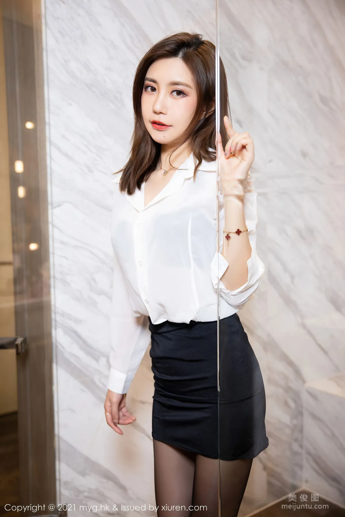 [美媛館MyGirl] Vol.575 绮裡嘉Carina - 經典的黑白職業裝與浴室系列 38