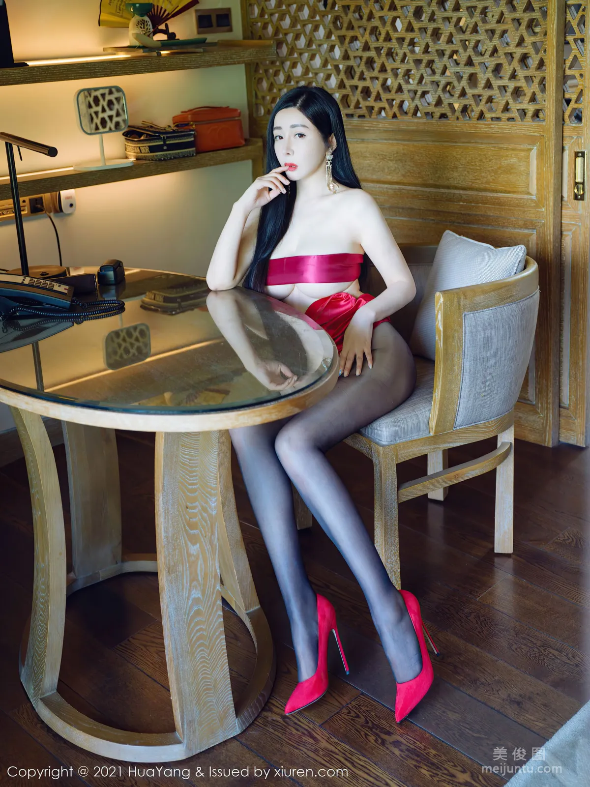 [HuaYang] Vol.442 Yun Er - A Crimson Alluring Slip Dress photo 18