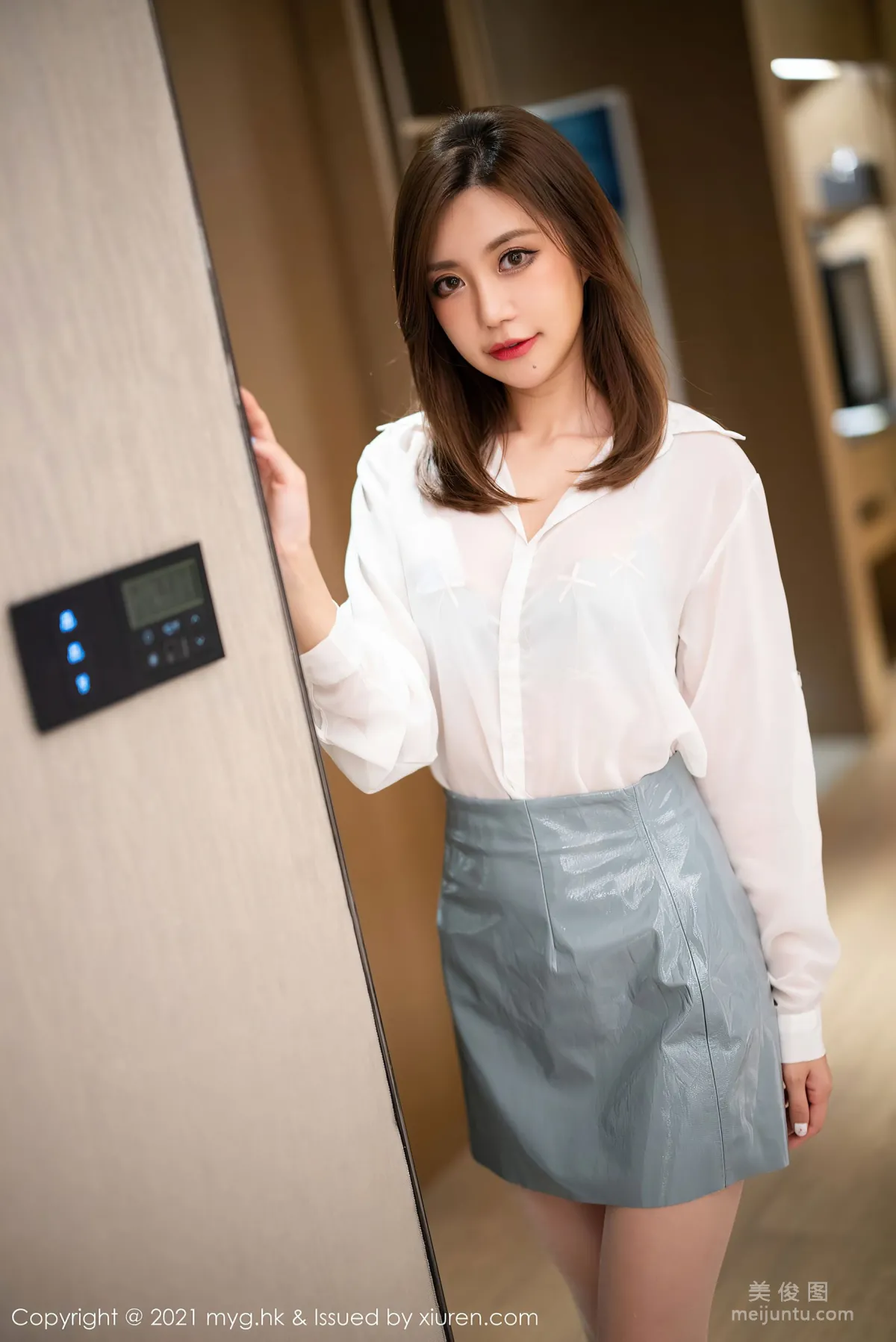 [美媛館MyGirl] Vol.583 绮裡嘉Carina - 經典潔白動人的襯衫與獨特薄荷綠皮裙OL 1