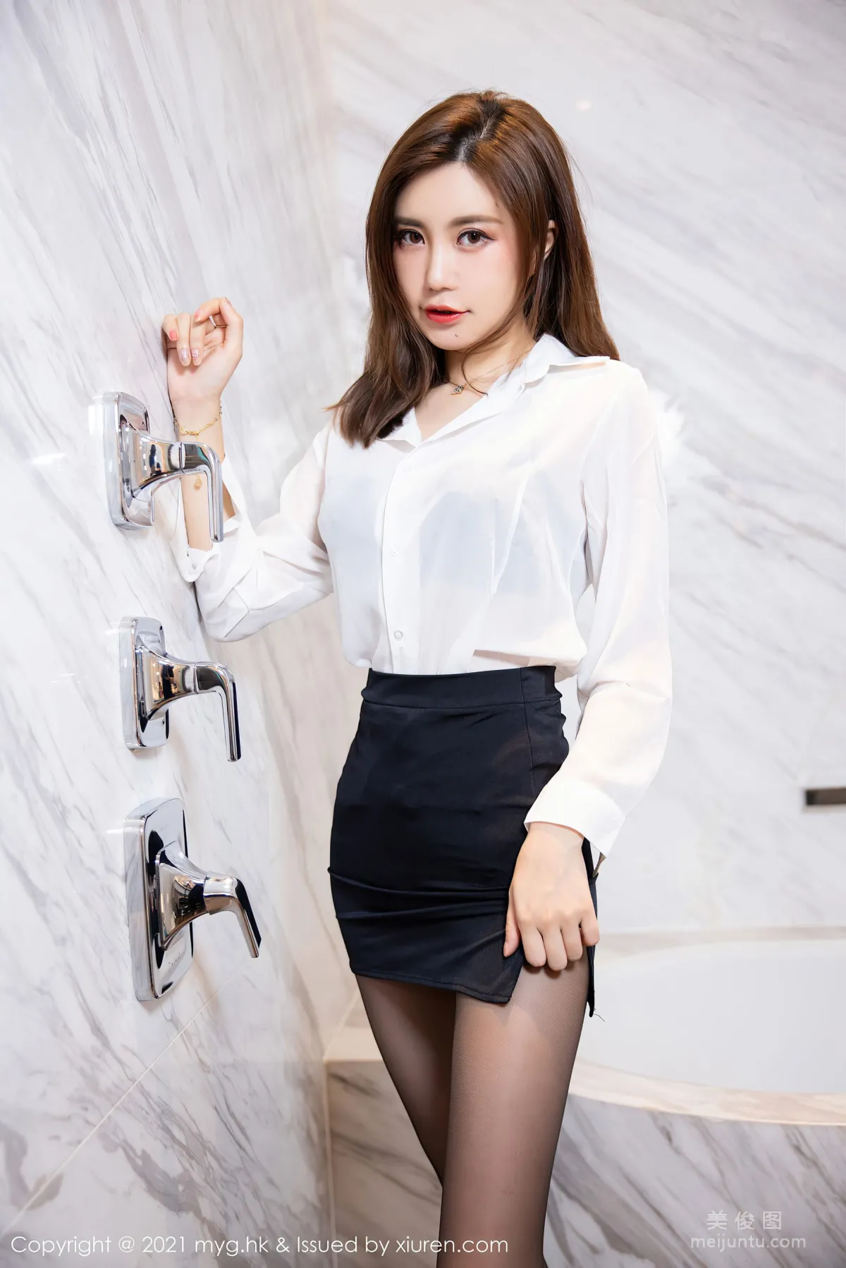[美媛館MyGirl] Vol.575 绮裡嘉Carina - 經典的黑白職業裝與浴室系列 43