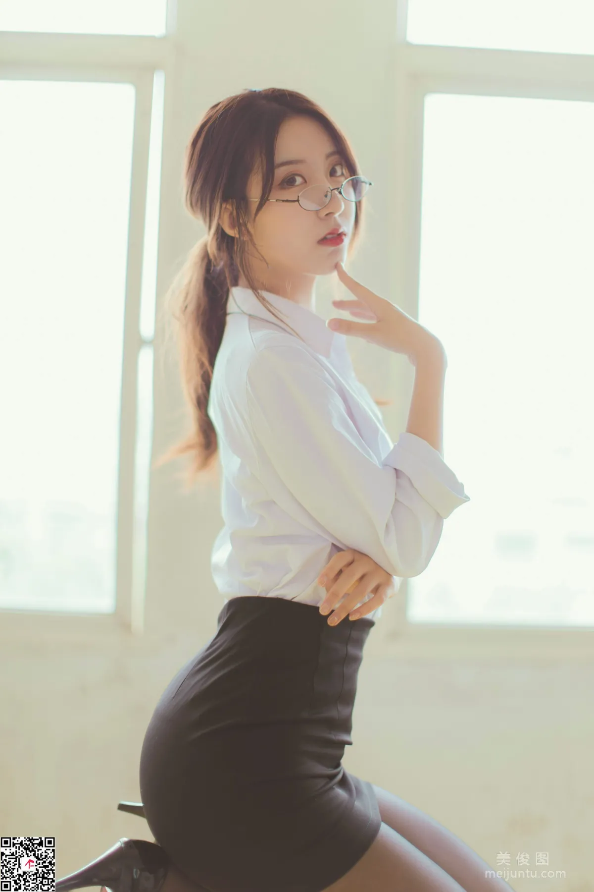 [丽丝映像GIRLISS]  《丝滑情节的教师》 写真集5