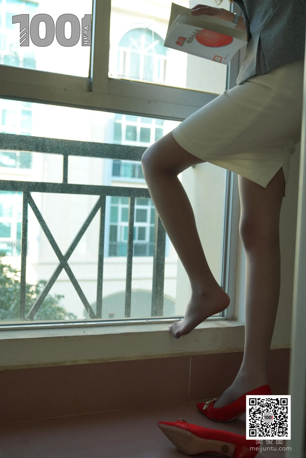 [One Thousand and One Nights IESS] Model Cao Mei The New Intern Teacher 2 Beautiful Legs and Feet Photo Set photo 32