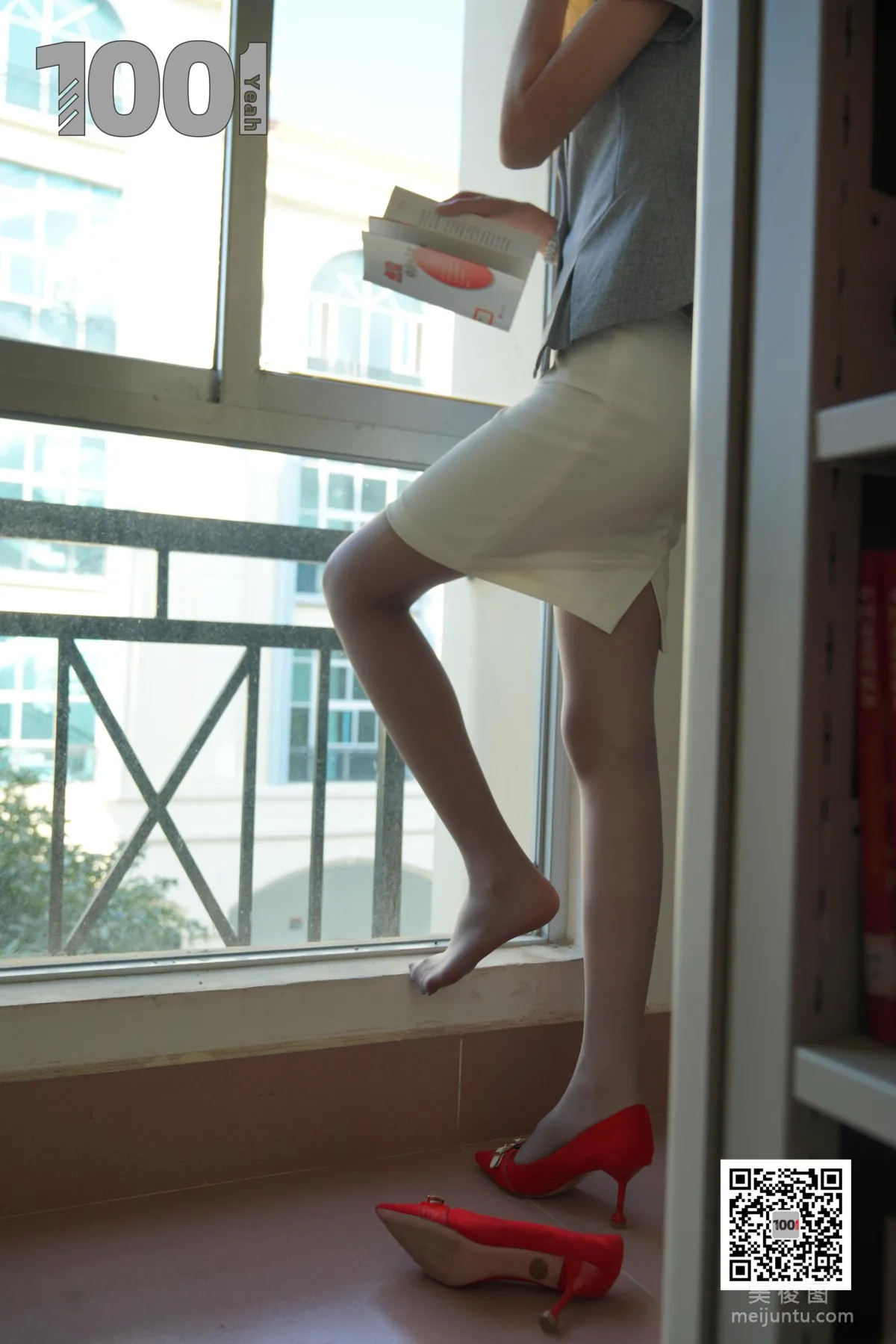 [One Thousand and One Nights IESS] Model Cao Mei The New Intern Teacher 2 Beautiful Legs and Feet Photo Set photo 33