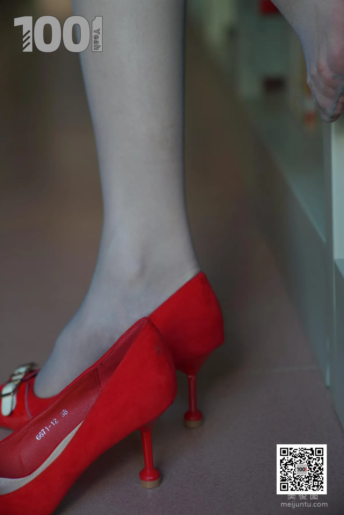 [One Thousand and One Nights IESS] Model Cao Mei The New Intern Teacher 2 Beautiful Legs and Feet Photo Set photo 6