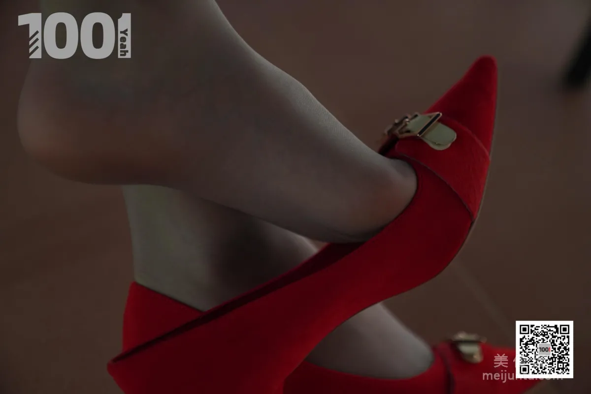 [One Thousand and One Nights IESS] Model Cao Mei The New Intern Teacher 2 Beautiful Legs and Feet Photo Set photo 1